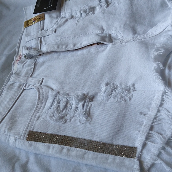 NWT: MEDIUM: WHITE. DISTRESSED AND EMBELLISHED SHORTS - Picture 6 of 6